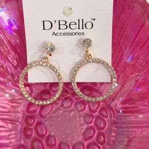 🌸NWT Too Fabulous Crystal / Goldtone Lightweight Pierced Style Hanging Earrings